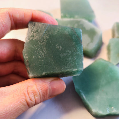 Natural Stone Green Aventurine Quartz Jade Stone Cutting Process Mineral Specimens Home Decoration Stone Energy Healing Crystal